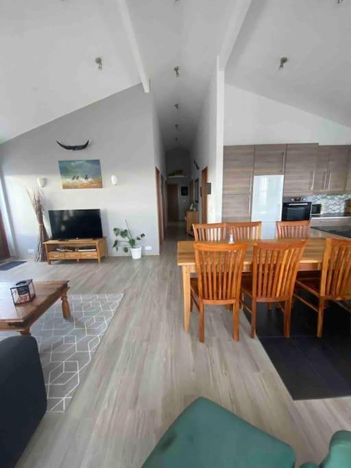Eaglerock Guesthouse And Tours เคียร์กยูไปยาเคลาสตูร์ ภายนอก รูปภาพ
